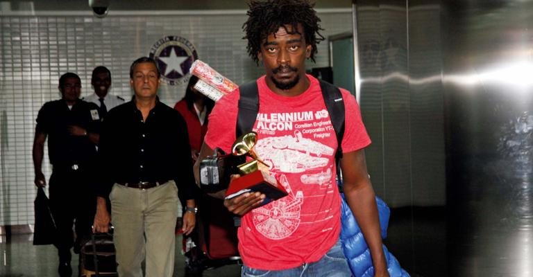 Seu Jorge desembarca em SP vindo de L.A., onde está morando, com seu Grammy Latino 2012 de Melhor Álbum Pop Contemporâneo Brasileiro. - -