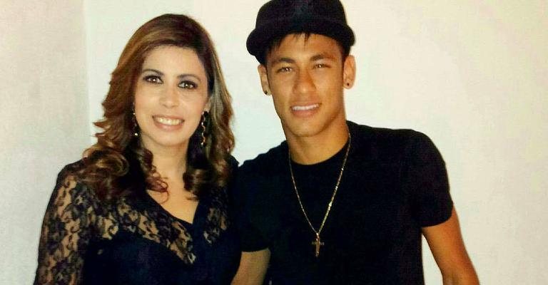 Mara Bastos e Neymar prestigiam casa sertaneja, SP. - -