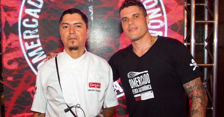 O chef Checho Gonzales e o gerente de mkt Samuel Prado na 9 edição do evento gourmet O Mercado, em SP. - -