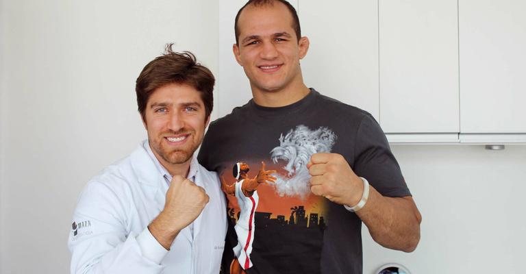 O dentista Rodrigo Maaz recebe Junior Cigano em seu consultório, em São Paulo. - -