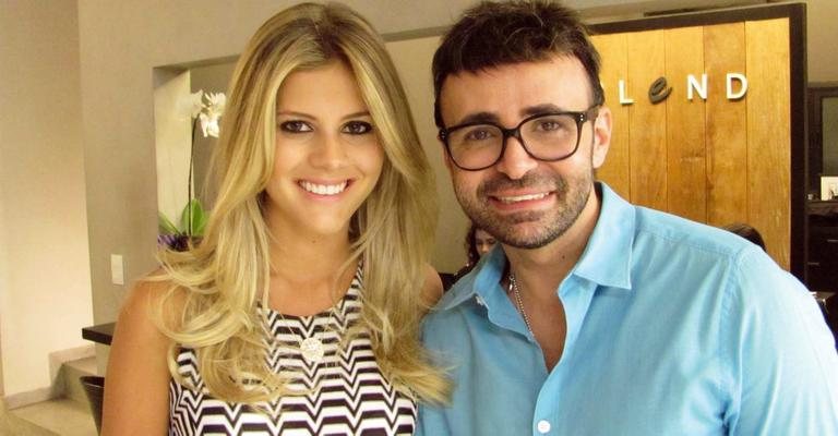 A blogueira Lala Rudge muda o visual com o hair stylist Eron Araújo, em São Paulo. - -