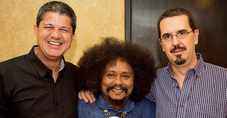 Em SP, Wladmir Pereira e Marcelo Barros, ambos da Nova Brasil FM, aplaudem show de Chico César em projeto musical da rádio. - -