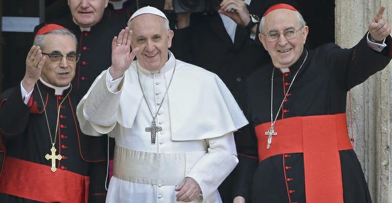 Para Francisco, entre os cardeais Santos Abril e Agostino Vallini, acena para os fieis ao deixar a Basílica de Santa Maria Maior, em Roma - Reuters