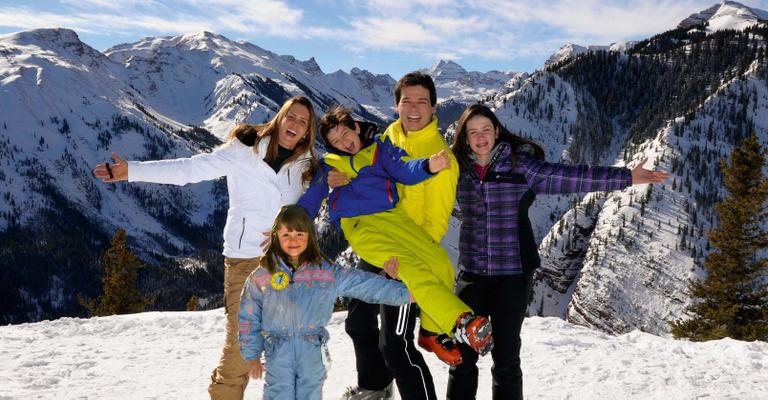 Entre Suzana e os filhos, Luana, Pedro Henrique e Laura, ele se esbalda em estação de esqui, em Aspen. - -