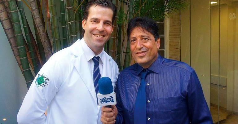 O cirurgião plástico Thomas Benson é entrevistado pelo apresentador Surrey Youssef para o programa Excede, da Net e Vivo TV, em São Paulo. - -