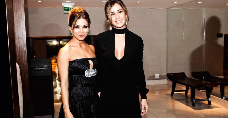 Em SP, Bia Antony, ex-mulher de Ronaldo Nazário, e a empresária Camila Fortes conferem a apresentação do Baile de Gala da amfAR, em prol de pesquisas contra a aids, durante badalado jantar. - -