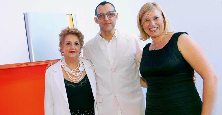 O designer Karim Rashid entre Angela Tasca e Tatjana Mocenik na abertura de loja de eletrodomésticos, em SP. - -