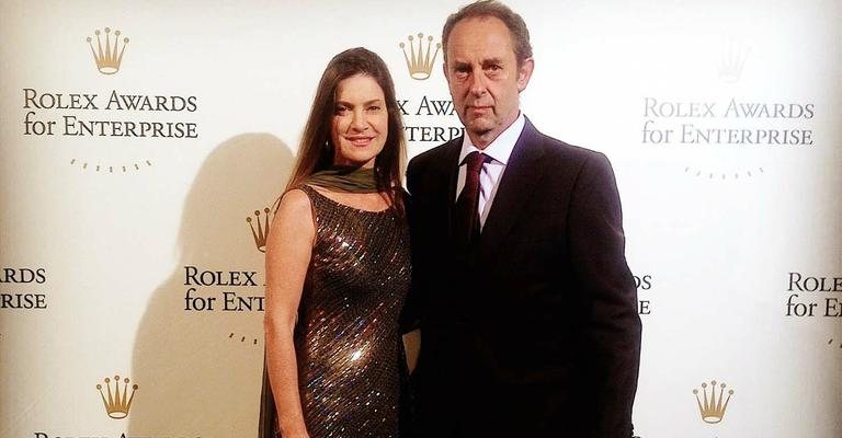 O casal Marina Bandeira Klink e Amyr Klink brilha em noite de premiação na Índia. - -