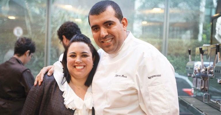 Christiane Nunes e o chef Jefferson Rueda brindam à nova máquina de fazer café. - -