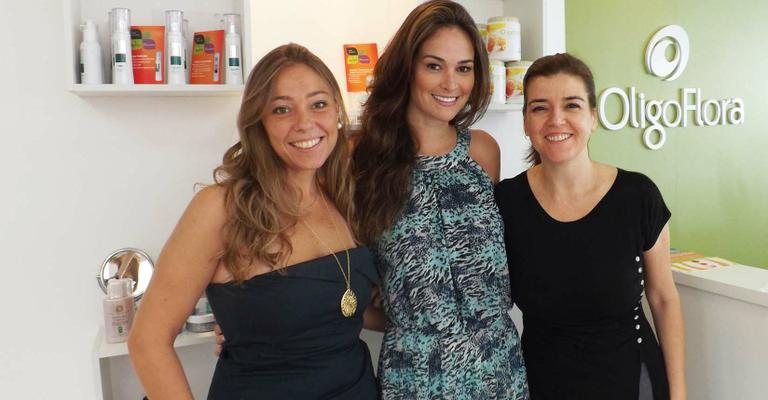 Priscila Machado, Miss Brasil 2011, entre Andressa Neves e Silmara de Paula, de clínica de estética, SP. - -