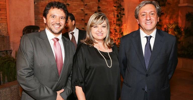 Fábio Palma, Márcia Holland e Marco Lorenzi, do Istituto Europeo di Design no Brasil, celebram formatura da primeira turma de graduação da instituição, em São Paulo. - -