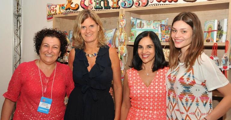 Celeste Chad e Daniela Cecchini recebem a primeiradama do Estado de SP, Lu Alckmin, e a modelo Tatiana Dumenti em feira, em SP. - -