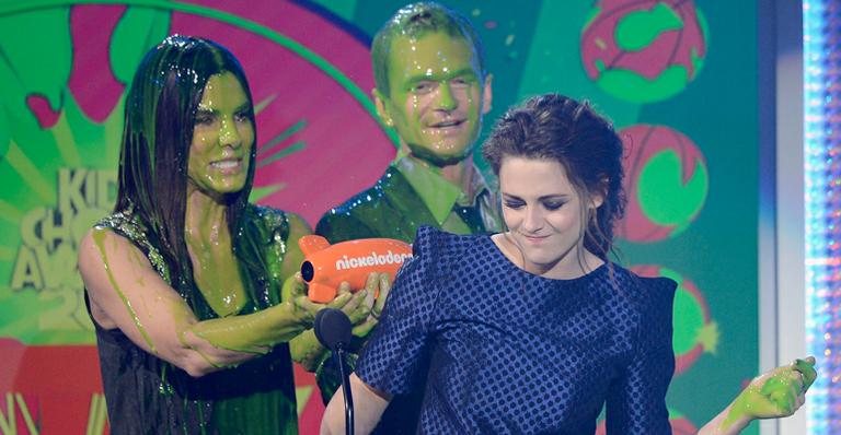 Kristen Stewart recebe o prêmio de Sandra Bullock e Neil Patrick Harris, apresentadores do Kids' Choice Awards - Getty Images