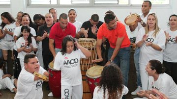 Guilherme, do Corinthians, e Mauricio Ramos e Wesley, do Palmeiras, fizeram a entrega de 10 mil ovos de Páscoa aos pacientes da AACD - Divulgação