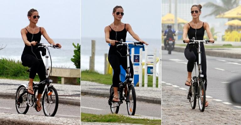 Fernanda de Freitas pedala na orla da Barra da Tijuca para manter a forma - Dilson Silva/Agnews