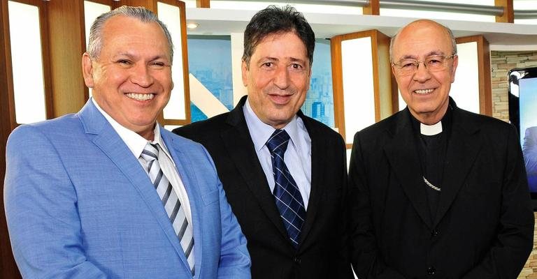 Surrey Youssef, ao centro, entrevista o empresário Sidney Oliveira e dom Fernando Figueiredo, para atração da Net e TVA, na capital paulista. - -