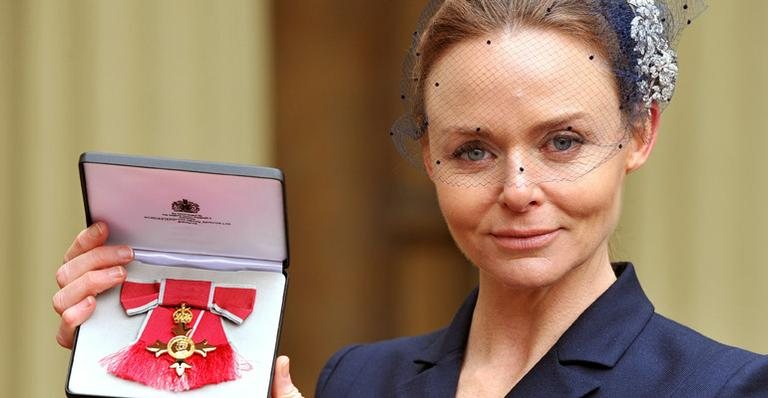 Stella McCartney mostra sua medalha da Ordem do Império Britânico - Getty Images