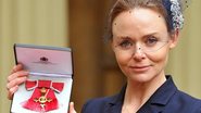 Stella McCartney mostra sua medalha da Ordem do Império Britânico - Getty Images