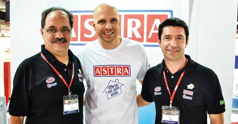 Manoel Flores e Joaquim Coelho ladeiam Fernando Scherer em visita a estande. - -