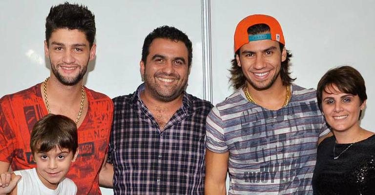 A dupla Munhoz & Mariano faz show e érecebida por Ricardo Bocalon (ao centro), pref. da cidade do interior paulista, com o filho, Arthur, e a mulher, Idelma. - -