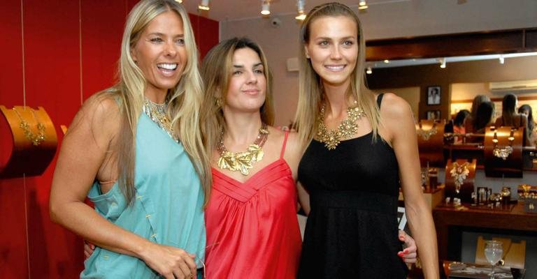 Em SP, Adriane Galisteu e Renata Kuerten conferem criações da designer Estela Geromini (ao centro). - -