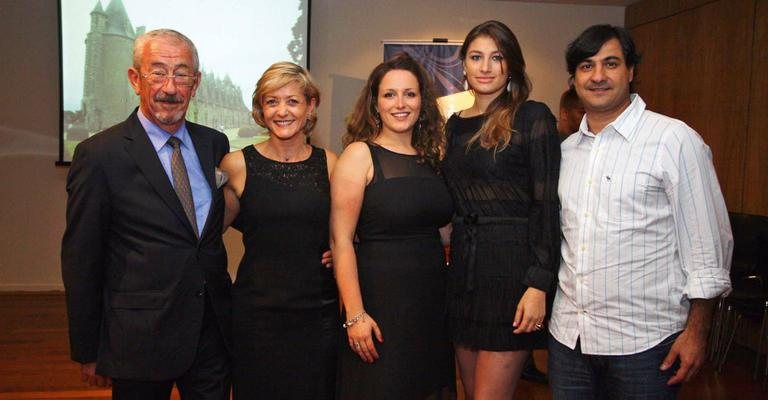 Philippe Alibert, Florence Richard, Amélie Mady e o casal Ana Cláudia Viegas e Bruno Bomeny celebram em SP lançamento de pacote de viagem em território francês. - -