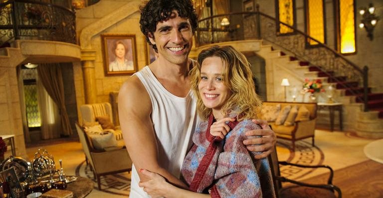 Nando (Reynaldo Gianecchini) e Julina (Mariana Ximenes) voltam da ilha deserta - TV Globo / Alex Carvalho