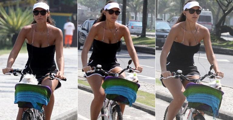 Débora Nascimento faz passeio de bicicleta com sua cadelinha, Brisa - Fábio Martins/ Agnews