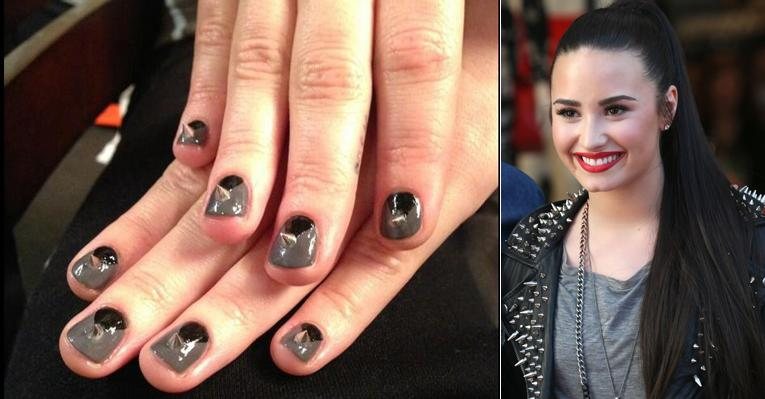 Demi Lovato aposta em spikes também para as unhas - Reprodução/Getty Images