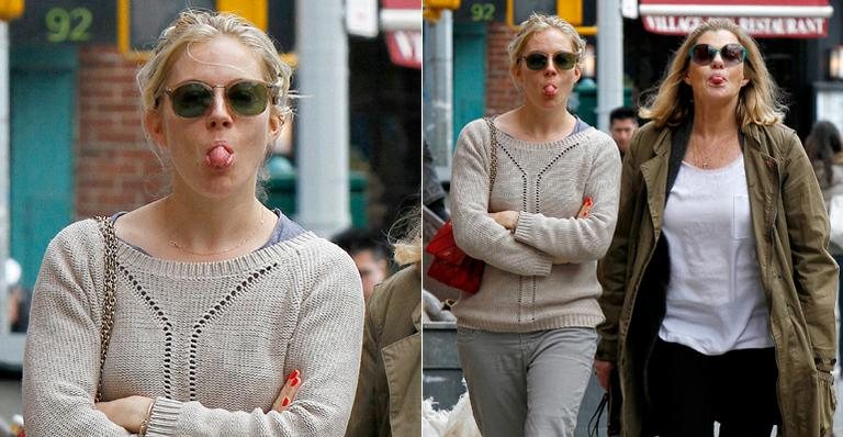 Sienna Miller e sua mãe mostram a língua para fotógrafos em Nova York - The Grosby Group