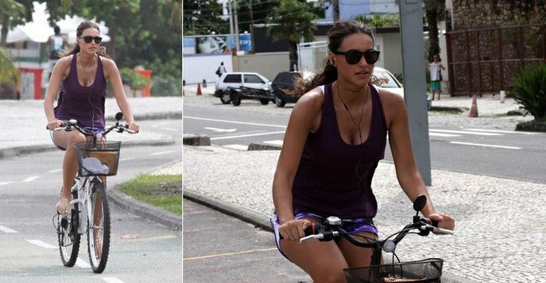 Débora Nascimento pedala pela Barra da Tijuca, Rio de Janeiro - Fábio Martins/AgNews