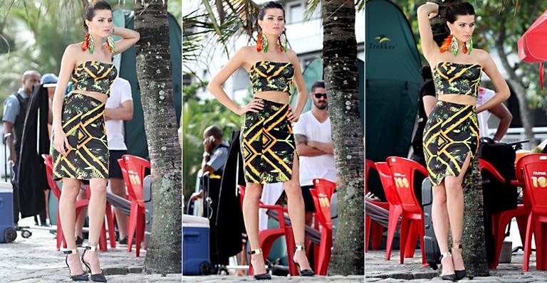 De barriga de fora, Isabeli Fontana é fotografada para campanha em orla do Rio de Janeiro - Wallace Barbosa / AgNews