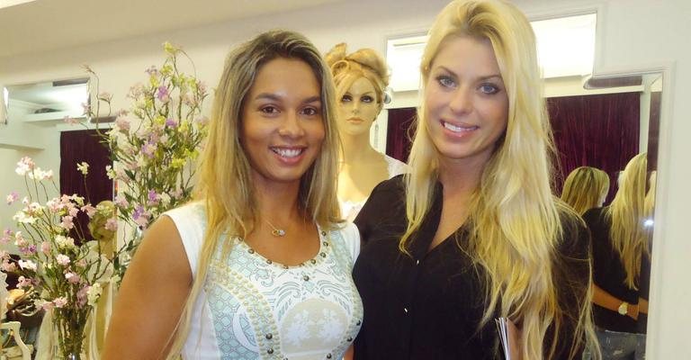 Na capital paulista, as belas Milena Nogueira e Caroline Bittencourt assistem a desfile de marca de lingeries. - -