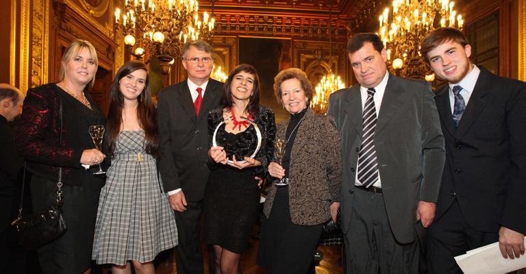 Em Paris, Marcia exibe troféu e é ladeada por Maria Cristina, Dafne, Jorge, Paula, Alexandre e Giovane. - Alvaro Teixeira