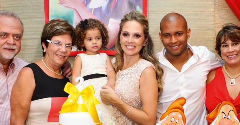 O casal Fabiana Alvarez e Gabriel Rodrigues (ao centro) festeja os 2 anos da filha, Estella, com os pais dela, José Roberto e Nídia Alvarez, e os pais dele, Roseli e Wladimir Rodrigues, em Porto Alegre. - -