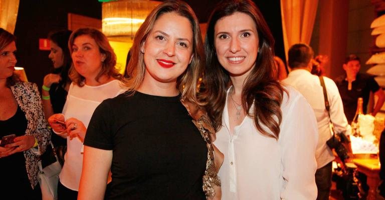 Em SP, a estilista Danielle Benício apresenta coleção em desfile e é prestigiada pela blogueira Constance Zahn. - -