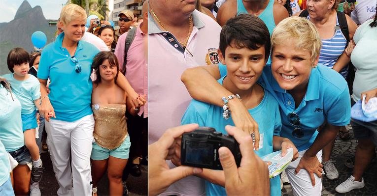 Mesmo preocupada com a saúde da mãe, dona Alda, Xuxa vai à caminhada, no Leblon, com Leonardo e
Fernanda, que têm síndrome de Down. Após o evento, o carinho com um fã. - Blad Meneghel