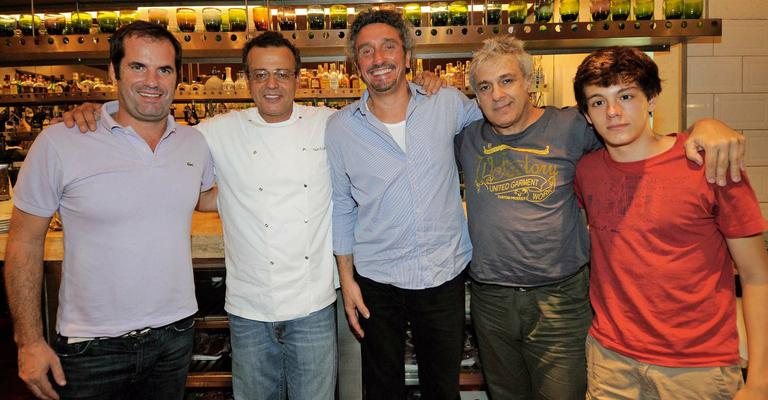 Paulo Zegaib (de branco) reúne os amigos Domingos Meirelles, Emmanuel Bassoleil, Victor Lema Riqué, com o herdeiro Lorenzo, em sua steak house, em SP. - -