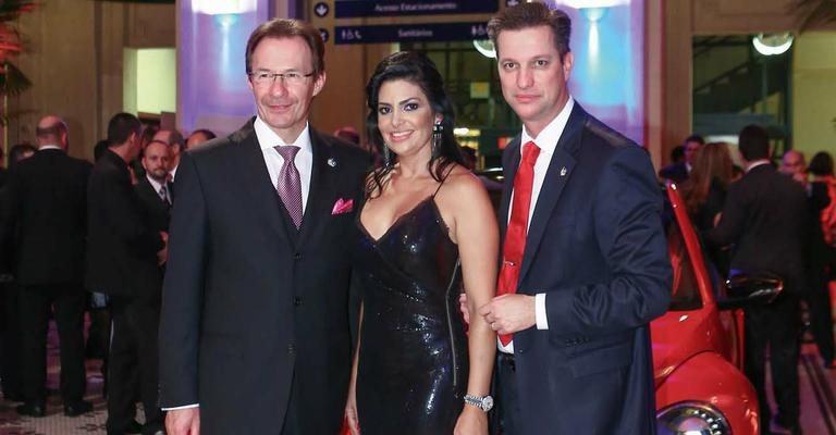 Os executivos Michael Macht e Thomas Schmall, com sua Luciane Schmall, festejam aniversário de 60 anos de montadora alemã, SP. - -