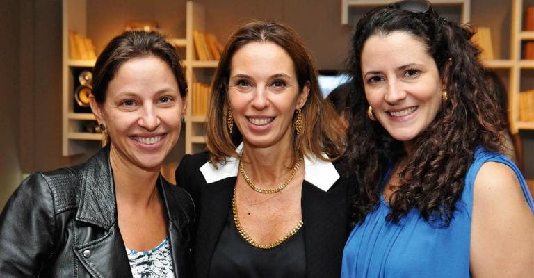 Esther Schattan (ao centro) recebe Aline Cremonini e Debora Brandão em almoço para arquitetos e decoradores em seu showroom, em SP. - -