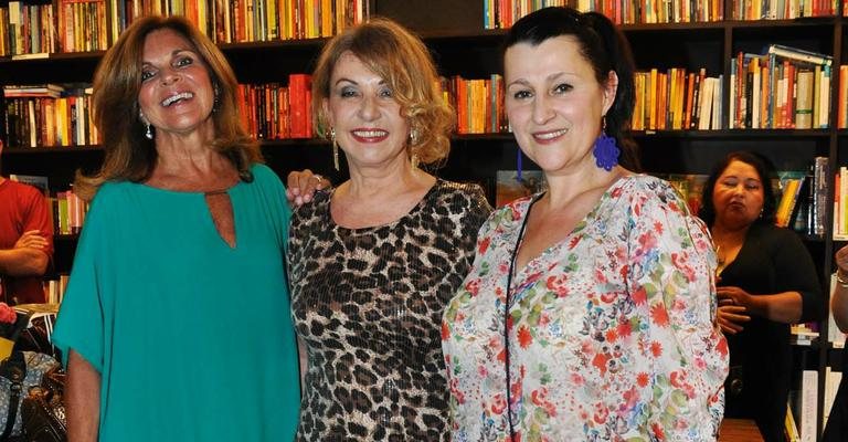 Dulce Auriemo, Joyce Cavalccante, presidente da Rebra, e Mariana Brasil se reúnem no lançamento da antologia Mulheres da Floresta, em livraria paulistana. - -