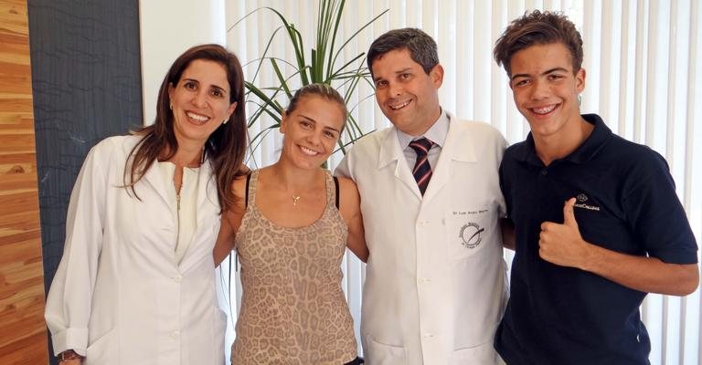 Os médicos Luiz Anízio Wanna e Laura Brandão recebem Milene Domingues e o filho, Ronald, que cuida da pele na clínica deles, em SP. - -