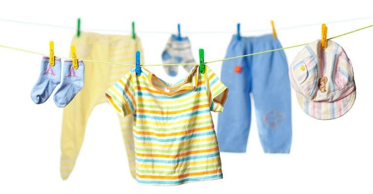 A roupa do bebê não pode ser lavada com a roupa dos adultos e exige produtos específicos. Saiba como manter seu filho livre de irritações na pele - Shutterstock