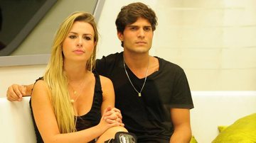 Fernanda e André estão morando juntos no Rio de Janeiro - TV Globo / João Cotta