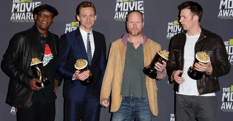 Samuel L. Jackson, Tom Hiddleston, o diretor Joss Whedon e Chris Evans, os vencedores da categoria Melhor Filme do Ano, com o longa 'Os Vingadores' - Getty Images