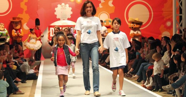 Elegante, Cynthia lidera fila de pequenos em desfile ao lado de sua Valentina. - Thiago Duran