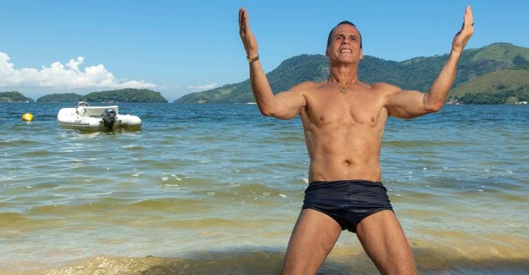 No mar, coreógrafo de 60 anos exibe o corpo malhado, reflexo de dança e musculação, seus aliados para não ficar deprimido. - Leandro Pimentel