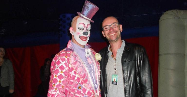 Ex-Cirque du Soleil, o clown paulistano Marcos Casuo faz performance especial no intervalo do espetáculo da trupe canadense em SP e recebe o carinho do diretor do show, Franck Hanselman. - -