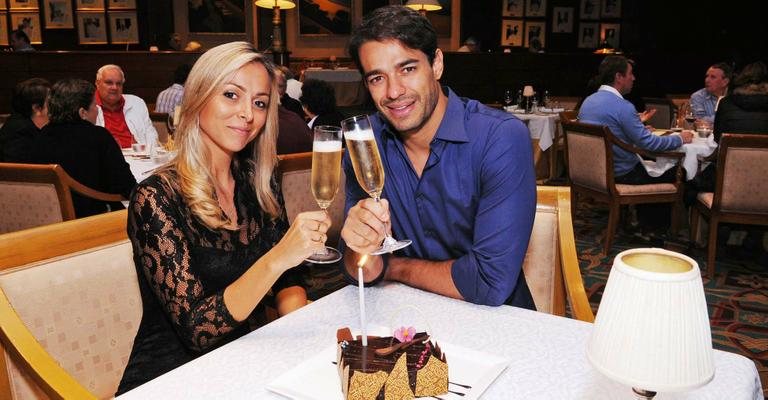 Caco Ricci brinda aos seus 35 anos com a eleita, Carolina Haber, em exclusivo jantar no Saint Tropez, o restaurante francês do Conrad Resort & Casino, em Punta del Este. - -