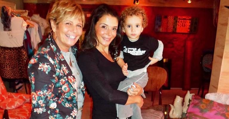 Mylla Christie com a mãe, Joyce Helena Vitta, e o filho, Arthur, em restaurante de SP. - -